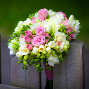 Bouquet fresie e Rose-0