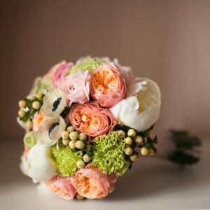 Bouquet Rose Inglesi Bacche E Anemoni-0