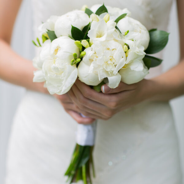 Bouquet Peonie Bianco e Fresie-0